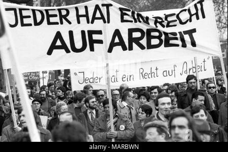 Env. 2500 ouvriers et d'employés de Felten et Guilleaume ( F&G) démontrer à Cologne le 8 mars 1977 contre les licenciements et le droit au travail. Dans le monde d'utilisation | Banque D'Images