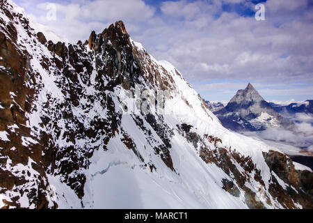Vue rapprochée de la face nord de l'Breithorn près de Zermatt avec le Cervin en arrière-plan Banque D'Images