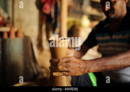 Bangalore, Inde - 15 octobre 2016 : Inconnu en terre de potier de ware à l'argile douce site son travail dans la rue de la Poterie, Bangalore, Inde. Banque D'Images