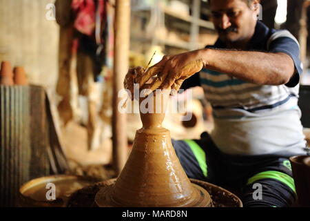 Bangalore, Inde - 15 octobre 2016 : Inconnu en terre de potier de ware à l'argile douce site son travail dans la rue de la Poterie, Bangalore, Inde. Banque D'Images