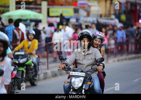 Bangalore, Inde - le 16 octobre 2016 : Pas de couples mariés à cheval sur un vélo en Brigade Road. Brigade Road est l'une des rue la plus animée de la ville. Banque D'Images