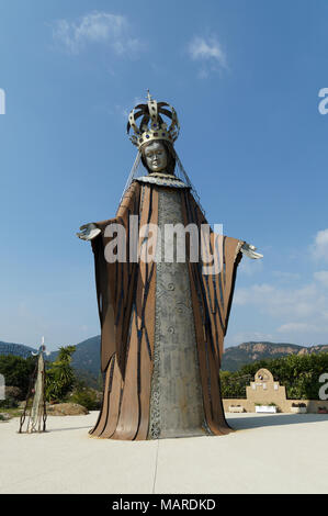 Notre Dame d'Afrique : au coeur de l'Esterel sur la côte d'Azur, une statue de 13 mètres de haut avec un sanctuaire à la recherche à l'horizon sur la mer. Banque D'Images