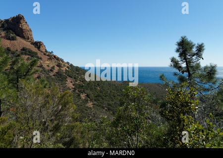 Le Massif de l'Esterel est une chaîne de montagnes côtières méditerranéennes dans les départements du Var et des Alpes-Maritimes dans le sud-est de la France. Idéal pour le trekking. Banque D'Images