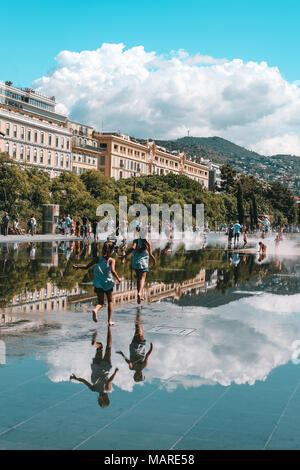 Nice, France - 11 août 2017 : Enfants jouant dans le parc de l'eau Miroir d'eau à côté de la Place Masséna, Promenade du Paillon Banque D'Images