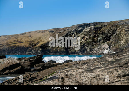 Trebarwith Strand magnifique à Cornwall, en Angleterre avec l'aigue-marine de l'océan Atlantique, les roches et ciel bleu clair Banque D'Images