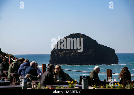 Les touristes profiter de déjeuner dans un pub avec une vue sur l'océan à la mer Strand Trebarwith à Cornwall, Angleterre Banque D'Images