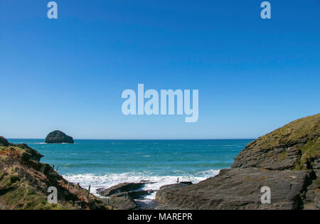 Trebarwith Strand magnifique à Cornwall, en Angleterre avec l'aigue-marine de l'océan Atlantique, les roches et ciel bleu clair Banque D'Images