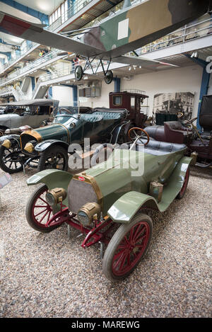 Prague. République tchèque. Bugatti 13 voiture de tourisme, 1910, sur l'affichage dans le Musée Technique National (Národní technické muzeum NTM). La Bugatti 13 p Banque D'Images
