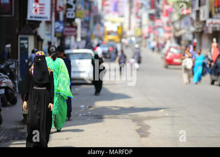 Bangalore, Inde - 20 octobre 2016 : Pas de jeune fille musulmane en vêtements traditionnels repéré sur la rue Commercial, au cours de la période de pointe. Banque D'Images