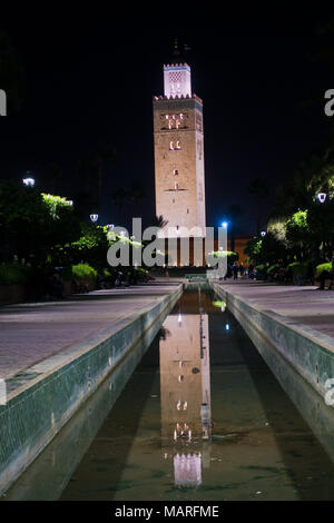 Reflet dans une fontaine de l'eau nuit à la Koutoubia, Marrakech, Maroc Banque D'Images