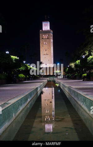 Reflet dans une fontaine de l'eau nuit à la Koutoubia, Marrakech, Maroc Banque D'Images