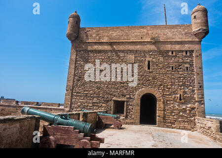 Vieux canons sur les remparts de la vieille forteresse Portugaise Sqala du port à Essaouira, Maroc Banque D'Images