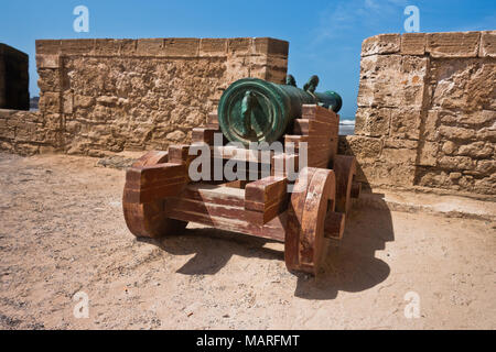 Vieux canon sur mur fortifié dans la forteresse Portugaise Sqala du port à Essaouira, Maroc Banque D'Images