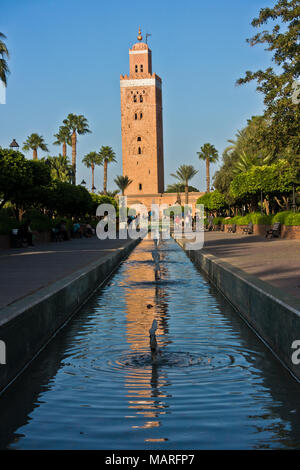 Reflet dans l'eau d'une fontaine de Koutoubia au coucher du soleil, Marrakech, Maroc Banque D'Images