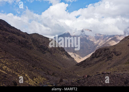 Parc national de Toubkal trek à travers des valeurs et les pics des montagnes du Haut Atlas au Maroc Banque D'Images