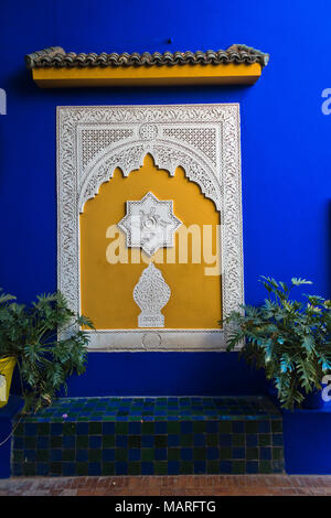 Des détails architecturaux d'un mur bleu décoré au coucher du soleil au jardin Majorelle, Marrakech, Maroc Banque D'Images