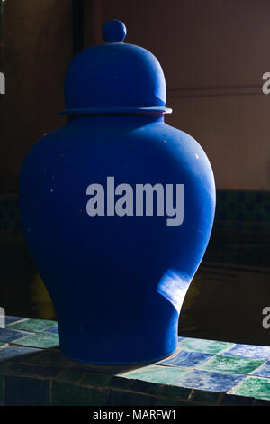 Pot bleu au bord de l'étang du poisson sol carrelé dans jardin Majorelle Marrakech, Maroc Banque D'Images