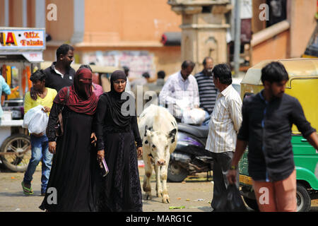 Bangalore, Inde - 20 octobre 2016 : Deux femmes musulmanes portant le hijab et abaya à pied dans la zone de marché Shivajinagar. Banque D'Images