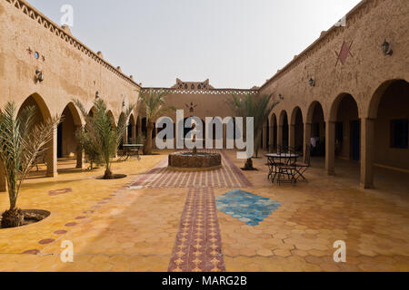 Les loges en style Riad au bord du désert du Sahara à Merzouga, près de l'Erg Chebbi au Maroc Banque D'Images
