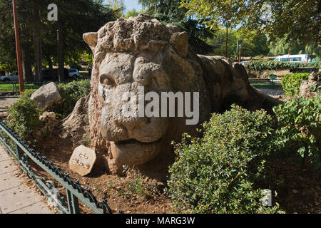 Monument du lion de pierre à Ifrane est un monument culte au milieu de l'Atlas, Maroc Banque D'Images