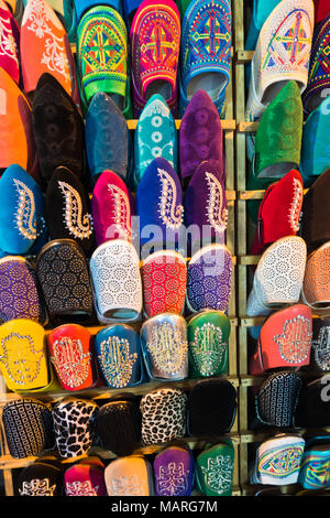 Chaussures oriental marocain colorés alignés dans un magasin au médina de Fès, Maroc Banque D'Images