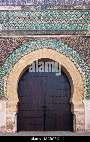 À la porte Bab Mansour El Hedime square, décorées avec des carreaux de céramique, mosaïque à Meknes, Maroc Banque D'Images