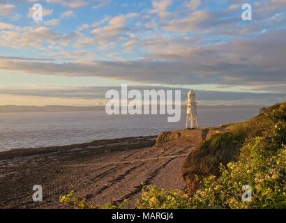 PeaceA vue du phare noir ni près de Portishead sur l'estuaire de Severn River au coucher du soleil. Banque D'Images