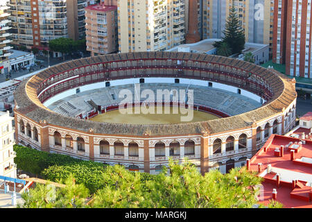 Vue aérienne de l'arène (Plaza de Toros de La Malagueta) à Malaga, Andalousie, Espagne Banque D'Images