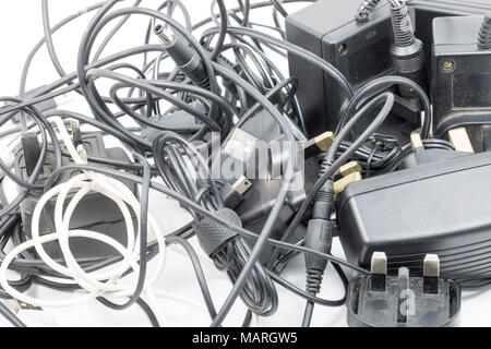 Vieux et ancien téléphone mobile, batterie et câbles USB qui ont été planté dans un tiroir. UK Banque D'Images