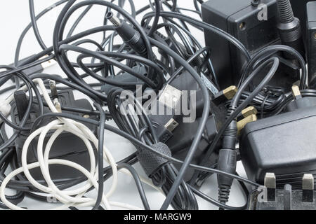 Vieux et ancien téléphone mobile, batterie et câbles USB qui ont été planté dans un tiroir. UK Banque D'Images