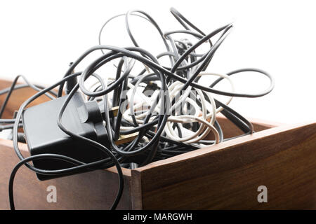 Vieux et ancien téléphone mobile, batterie et câbles USB qui ont été planté dans un tiroir. UK Banque D'Images