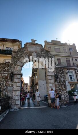 Taormina, Italie, Sicile le 26 août 2015. La porte d'entrée du centre historique de Taormina. Les touristes. Banque D'Images