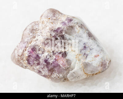 La prise de vue macro des eaux minérales naturelles rock specimen - tourmaline rose en crystas en mica Lépidolite tumbled stone quartz sur fond de marbre blanc de K Banque D'Images