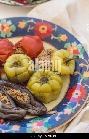 Photo de gros plan farci de viande tomates, poivrons et aubergines servi. Composition verticale. Banque D'Images