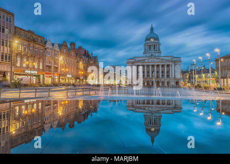 Nottingham, Angleterre - le 04 avril 2018 : vue sur la place principale du marché, Nottingham Council House bâtiment derrière. Banque D'Images