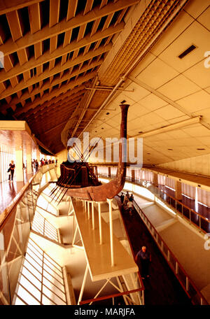 La barque solaire dans les pyramides de Gizeh, Egypte Banque D'Images