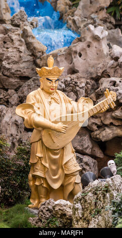 Hacienda Heights, Californie, USA - Le 23 mars 2018 : golden Dhrtarastra l'Est Roi céleste dans Avalokitesvara jardin de Hsi Lai Temple bouddhiste Banque D'Images