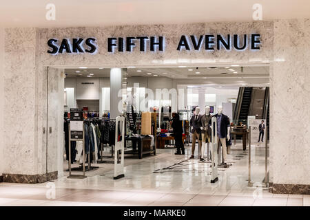 Indianapolis - Circa Avril 2018 : Saks Fifth Avenue Mall. Saks est un magasin de luxe appartenant à la Compagnie de la Baie d'Hudson III Banque D'Images