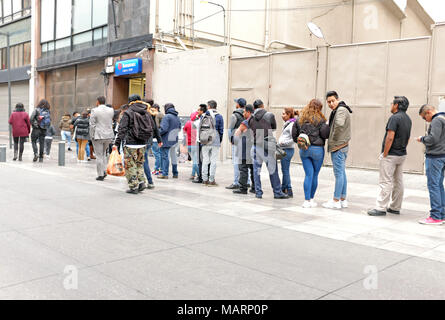 Les gens font la queue en attendant d'utiliser un guichet automatique bancaire dans la ville de Mexico, Mexique le 30 janvier 2018. Banque D'Images