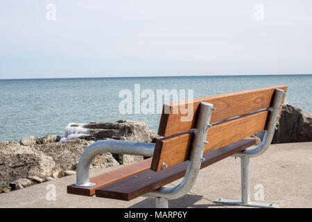 Plage avec vue sur la mer avec un horizon dégagé étant illustré Banque D'Images