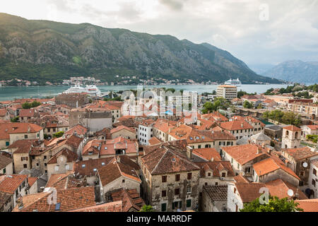 Vue sur les toits de la vieille ville dans une baie de Kotor à partir de la montagne de Lovcen, Kotor, Monténégro. Banque D'Images