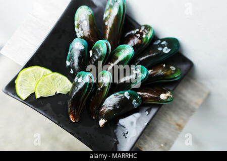 Mise à plat de la plaque de blue oyster ou les crustacés, fruits de mer frais pour les clients. concept de renchérissement des matières fines avec du citron pour le déjeuner ou le dîner, luxe Banque D'Images