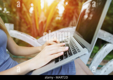Concept de nouvelles technologies pour améliorer la vie, les voyages dans les pays tropicaux. close up femme main doigts appuyez sur clavier d'ordinateur portable pour travailler en indépendant ne distant Banque D'Images
