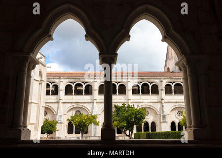 Le monastère de Alcobaça, Portugal. Vues de la Claustro de D. Dinis (Cloître du roi Denis) à travers une fenêtre. Un site du patrimoine mondial depuis 1997 Banque D'Images