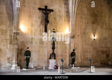 Batalha, Portugal. Soldats qui gardaient le Tombeau du Soldat inconnu à l'intérieur du Monastère de Santa Maria da Vitoria. Un site du patrimoine mondial depuis 1983 Banque D'Images
