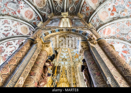 Couvent du Christ, Tomar, Portugal. Détail de l'intérieur de l'église ronde ou Rotonde, décoré avec des peintures de style roman et gothique tardif Banque D'Images