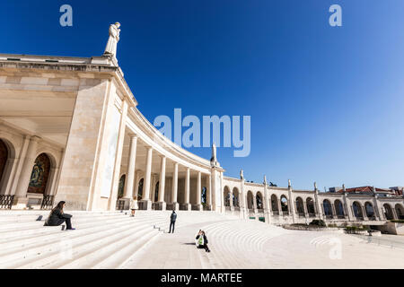 Fatima, au Portugal. Les touristes à la célèbre colonnade de l'Culte et sanctuaire de Notre-Dame de Fatima, avec un chemin de croix ou manière de chagrins Banque D'Images