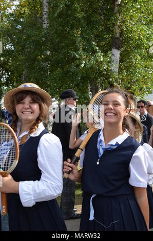 Deux jeunes femmes vêtues de l'uniforme scolaire au Goodwood Revival 2014. Banque D'Images