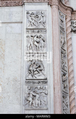 Histoire de Joseph et ses frères dépeints dans l'en soulage par Renaissance Italienne artistes Amico Aspertini, Giacomo Raibolini et Girolamo da Trevisio (1425) sur la porte droite de la Basilique de San Petronio (basilique San Petronio) à Piazza Maggiore à Bologne, Emilie-Romagne, Italie. Banque D'Images