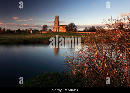 Coucher du soleil d'automne, de la rivière Nene, église St Marys, village Fotheringhay, Northamptonshire, Angleterre Banque D'Images